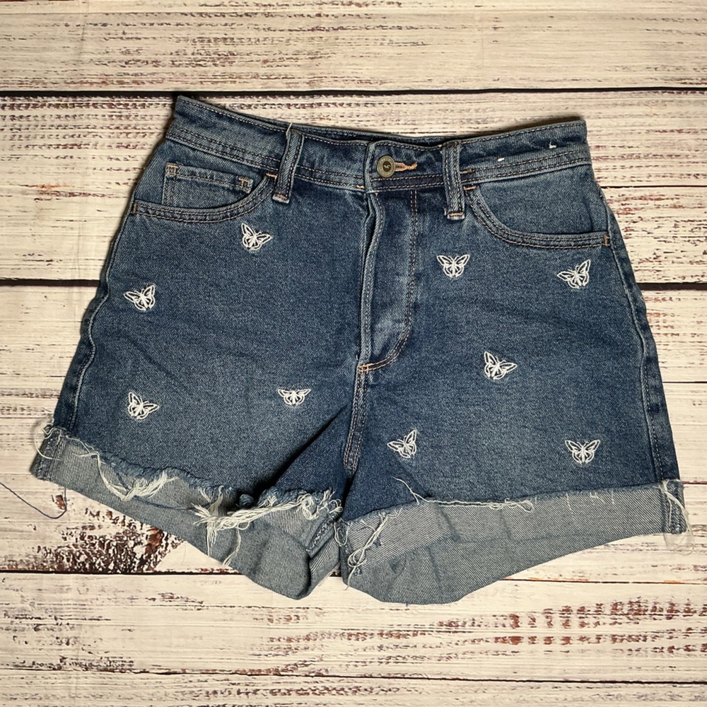 Hollister Curvy Ultra High Rise Mom short 3”.
Size 24
